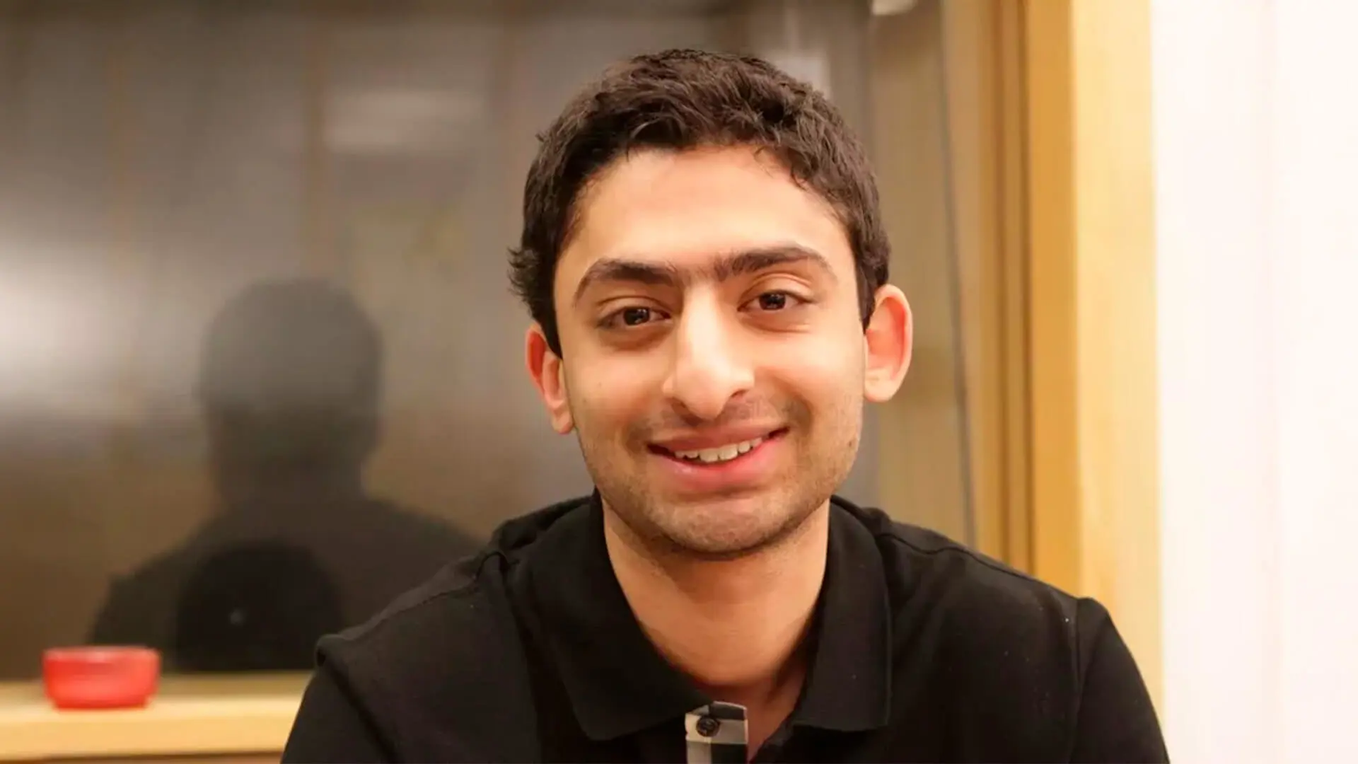 Waleed Ahmed - <p>Waleed Ahmed ble i media omtalt som «Norges Mark Zuckerberg» etter lanseringen av selskapet <em data-start="334" data-end="347">Grønt Norge</em> og det han hevdet var en banebrytende solcellelader til iPhone. Han ble hyllet av Trond Giske, mottok pris av daværende ordfører Fabian Stang, fikk støtte av Innovasjon Norge – og ble invitert til møte med Kronprins Haakon for å snakke om ungdom, verdighet og fremtidstro.</p>