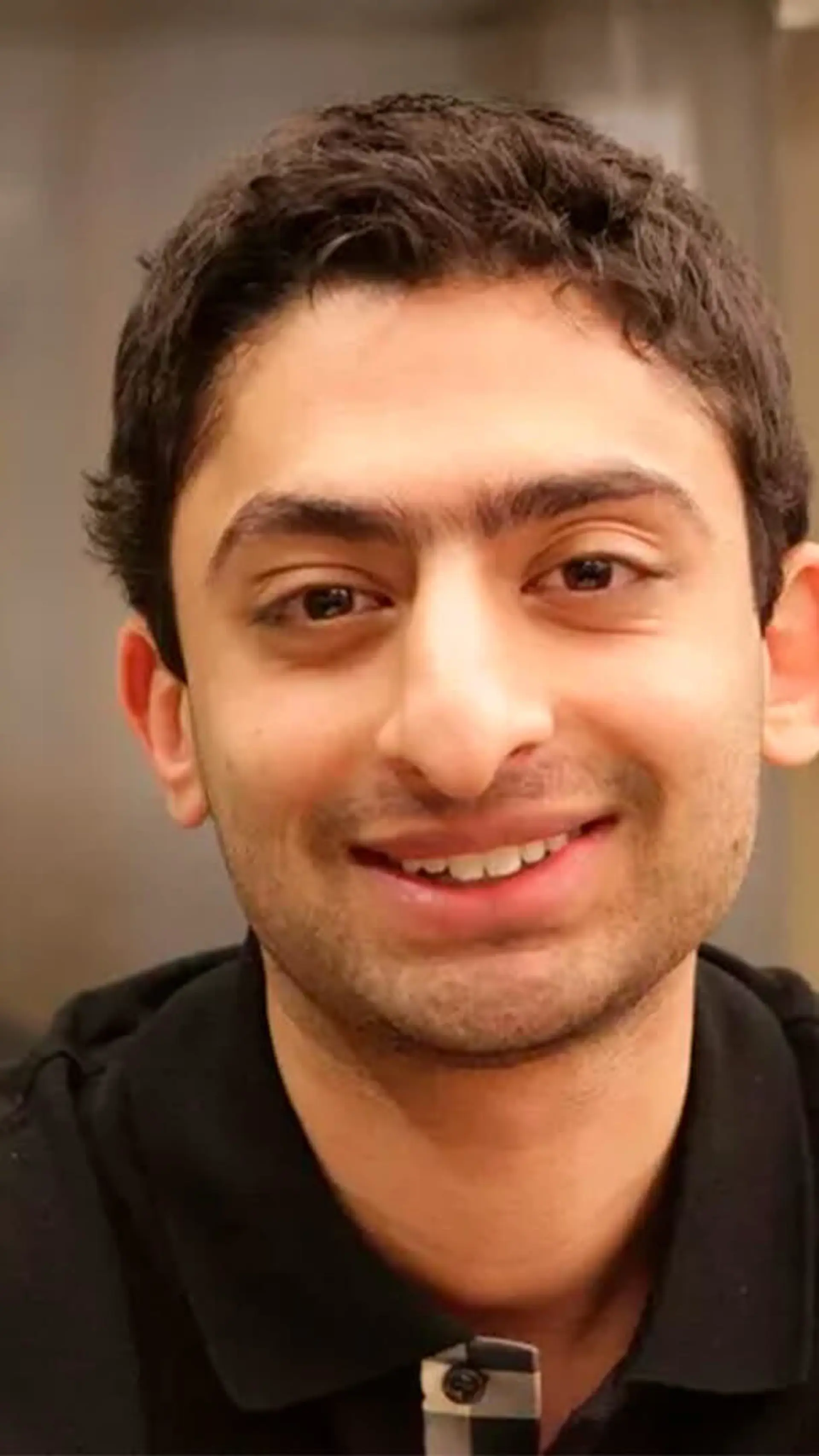 Waleed Ahmed - <p>Waleed Ahmed ble i media omtalt som «Norges Mark Zuckerberg» etter lanseringen av selskapet <em data-start="334" data-end="347">Grønt Norge</em> og det han hevdet var en banebrytende solcellelader til iPhone. Han ble hyllet av Trond Giske, mottok pris av daværende ordfører Fabian Stang, fikk støtte av Innovasjon Norge – og ble invitert til møte med Kronprins Haakon for å snakke om ungdom, verdighet og fremtidstro.</p>