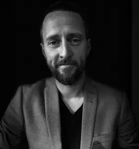 Martin Jensen Methlie - Martin har erfaring fra et tøft liv preget av rus, tap og utenforskap, og formidler hvordan motgang kan vendes til ansvar og utvikling.