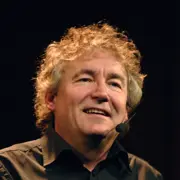 Pål Mangor Kvammen - <p>Pål Mangor Kvammen er en erfaren komiker, regissør og foredragsholder som kombinerer humor og innsikt på en måte som både engasjerer og inspirerer. Med en sjelden evne til å treffe publikum på både hjerte og hjerne, leverer han foredrag som skaper refleksjon rundt arbeidsglede, samspill og motivasjon i hverdagen – alltid med glimt i øyet og substans i innholdet.</p>