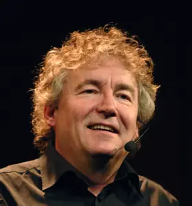 Pål Mangor Kvammen - Pål Mangor Kvammen er en erfaren komiker, regissør og foredragsholder som kombinerer humor og innsikt på en måte som både engasjerer og inspirerer. Med en sjelden evne til å treffe publikum på både hjerte og hjerne, leverer han foredrag som skaper refleksjon rundt arbeidsglede, samspill og motivasjon i hverdagen – alltid med glimt i øyet og substans i innholdet.