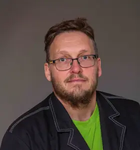Tom Åge Myhren - Tom Åge Myhren er en profesjonell livsgnistrer som i 13 år har levert foredrag om prosessledelse, idè – og konseptutvikling.