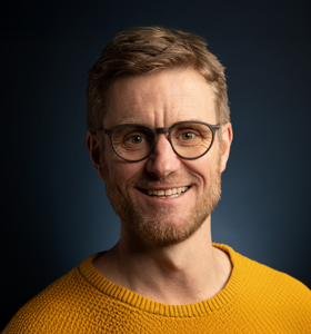 Henrik Mærsk - Henrik Mærsk er en forskningsforankret foredragsholder innen arbeidsglede og teamutvikling, kjent for å gjøre tung fagkunnskap praktisk, engasjerende og anvendbar.