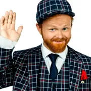 Ivar 'Ravi' Johansen - <p>Ivar «Ravi» Johansen er mest kjent som Norges ukronede konge av sommerhits, med låter som <em data-start="318" data-end="326">Dødsøt</em>, <em data-start="328" data-end="338">Tsjeriåu</em>, <em data-start="340" data-end="360">Utadæsjælåplevelse</em> og <em data-start="364" data-end="371">E-ore</em> – og tre førsteplasser på VG-lista. Han har en bakgrunn som musiker, tekstforfatter, programleder (både TV og radio), og har vunnet to Gullruter for programmet <em data-start="532" data-end="544">Landeplage</em>. Men visste du at Ravi også holder foredrag og workshops for næringslivet?</p>