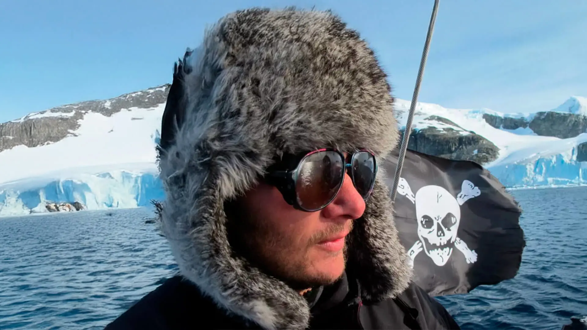 Jarle Andhøy - <p>Etter å ha avsluttet videregående skole uten vitnemål og tilbrakt ett år i arbeid, la Jarle Andhøy ut på en 352 dagers seilas med seilbåten «Berserk». Ekspedisjonen gikk til Antarktis, hvor båten ble nær senket av en gigantisk bølge.&nbsp;</p>