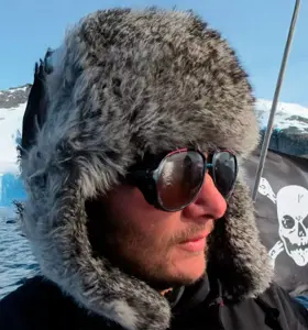 Jarle Andhøy - Etter å ha avsluttet videregående skole uten vitnemål og tilbrakt ett år i arbeid, la Jarle Andhøy ut på en 352 dagers seilas med seilbåten «Berserk». Ekspedisjonen gikk til Antarktis, hvor båten ble nær senket av en gigantisk bølge.&nbsp;