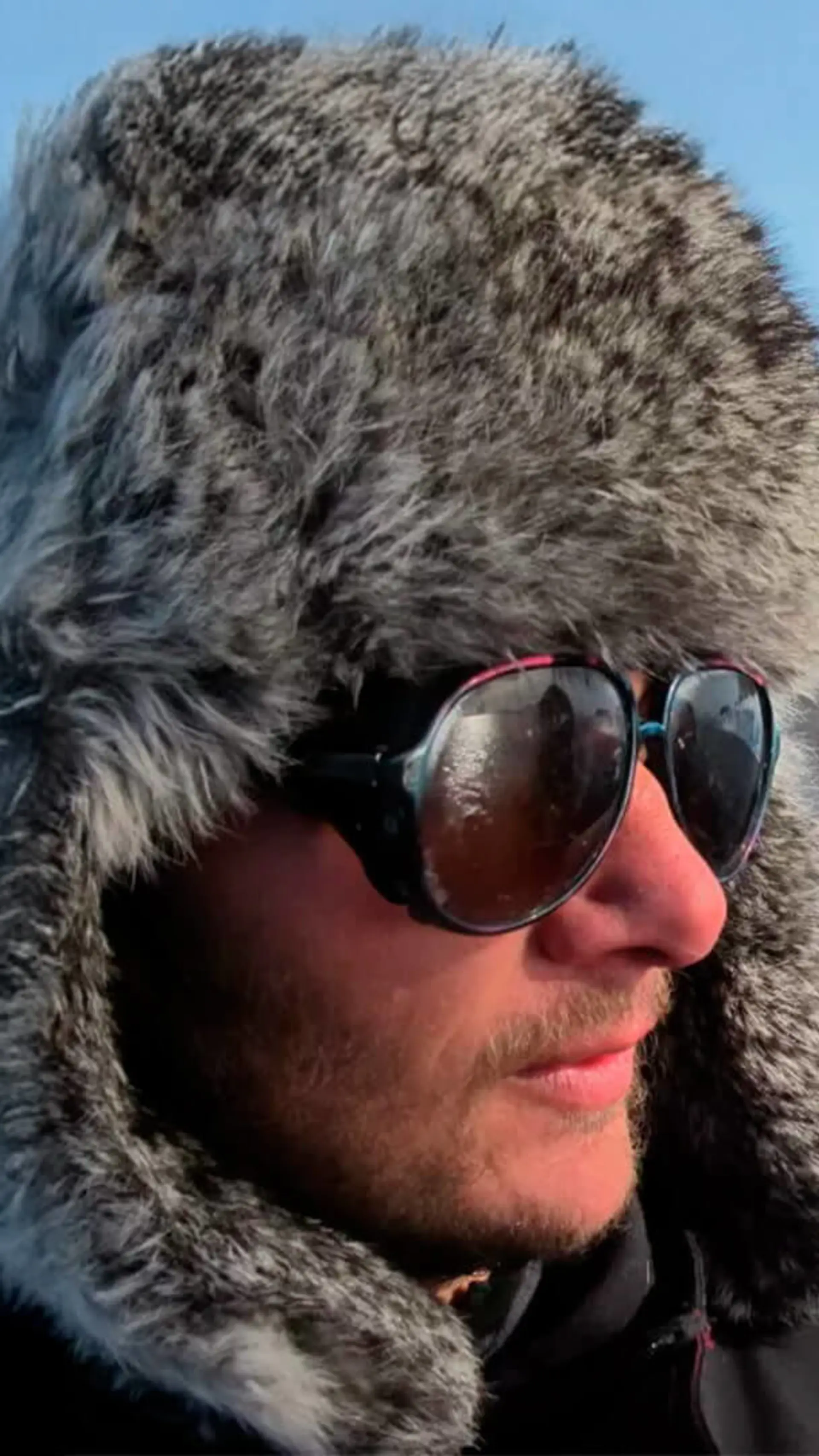 Jarle Andhøy - <p>Etter å ha avsluttet videregående skole uten vitnemål og tilbrakt ett år i arbeid, la Jarle Andhøy ut på en 352 dagers seilas med seilbåten «Berserk». Ekspedisjonen gikk til Antarktis, hvor båten ble nær senket av en gigantisk bølge.&nbsp;</p>