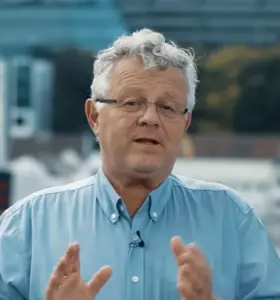 Terje Høiland - Terje Høiland er en ettertraktet foredragsholder og rådgiver med solid bakgrunn fra næringslivet og dyp kompetanse innen ledelse, kommunikasjon og kulturutvikling. Med en sjelden kombinasjon av faglig tyngde og god formidlingsevne engasjerer han publikum med innsikt som både motiverer og skaper varig effekt.