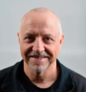 Torfinn Nag - Torfinn Nag bruker sin teaterbakgrunn til å holde fengende foredrag om kommunikasjon, ledelse og personlig utvikling. Han byr på humor, innsikt og teknikker fra scenen som kan løfte både enkeltpersoner og organisasjoner.