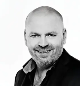 Tommy Steine - Tommy Steine er en energisk og uredd gledesspreder som har gledet mange publikum i sin 30 år lange karrière. Tommy både underholder og lærer bort sin måte å takle hverdagen på, som gir varende inntrykk til sine publikum i lang tid.