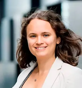 Anna Heurønningen - Anna Heumrønningen er fagansvarlig for digital kommunikasjon i Apeland. Hun tilbyr foredrag om sosiale medier, digital strategi og omdømmebygging, og formidler teknisk innsikt på en forståelig måte.