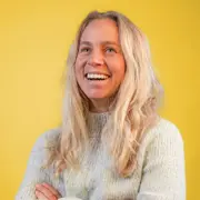 Tiril Eckhoff - <p>Tiril Eckhoff er en av Norges mest meritterte skiskyttere, med 10 VM-gull, 2 OL-gull og totalt 29 verdenscupseire. I sitt foredrag deler hun erfaringer om å holde fokus, viktigheten av mental trening og hvordan effektivt lagarbeid basert på samarbeid og kommunikasjon har vært avgjørende for hennes suksess.</p>