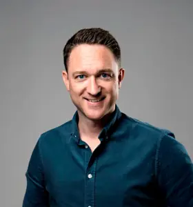 Jon Ensor - Jon Ensor er en av Nord-Europas fremste formidlingstrenere med over 20 års erfaring. I foredraget «Magi på arbeidsplassen» viser han hvordan kommunikasjon, kroppsspråk og stemmebruk skaper en positiv arbeidskultur – med praktiske råd levert med humor og innsikt