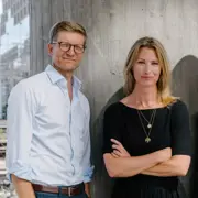 Sannum & Bergestuen - <p>Eva Sannum og Svein Tore Bergestuen tilbyr foredrag som gir innsikt i hvordan journalister arbeider, hva som definerer en nyhet, og hvilke presseetiske regler som gjelder. Med deres brede erfaring fra mediebransjen og kommunikasjonsrådgivning, hjelper de ledere og ansatte i både private og offentlige virksomheter med å forstå og håndtere media på en tryggere måte.</p>