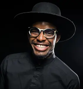 Alexander Skadberg - Alexander er en prisbelønnet foredragsholder. I 2019 ble han utnevnt Bodø-ambassadør og ble tildelt Terje Nilsens ærespris, og i 2023 Hederspris fra Krisesenteret i Salten for sin foredragsvirksomhet.