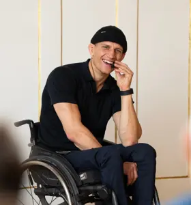 Geir Kåre Nyland - Geir Kåre snakker med en rå ærlighet som treffer publikum rett i hjertet. Han kombinerer personlige erfaringer med refleksjoner om psykisk helse, mestring og det å reise seg når livet blir brutalt.