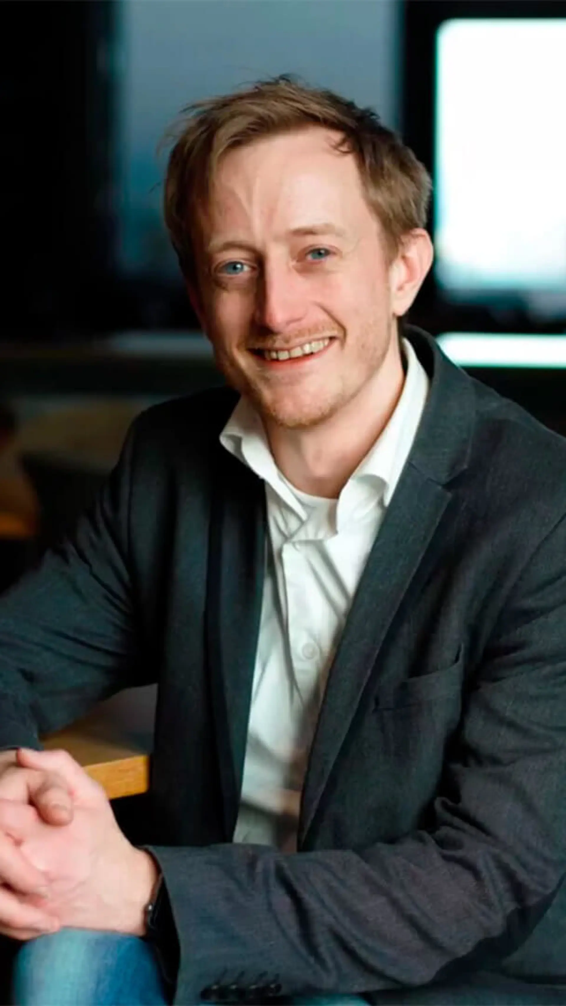 Morten Goodwin - <p>Professor Morten Goodwin fikk sitt første møte med kunstig intelligens under mastergraden ved Universitetet i Agder tidlig på 2000-tallet – og har ikke sett seg tilbake siden.</p>