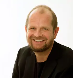 Freddy Kjensmo - Freddy Kjensmo er en erfaren humorveteran med over 1000 foredrag for norsk arbeidsliv. Med fokus på perspektiv, aksept og takknemlighet formidler han hvordan små grep kan gi stor effekt på både arbeidsglede og arbeidsmiljø. Hans foredrag kombinerer humor og nytte, og passer perfekt for arrangementer som løfter temaer som trivsel, omstilling og motivasjon.