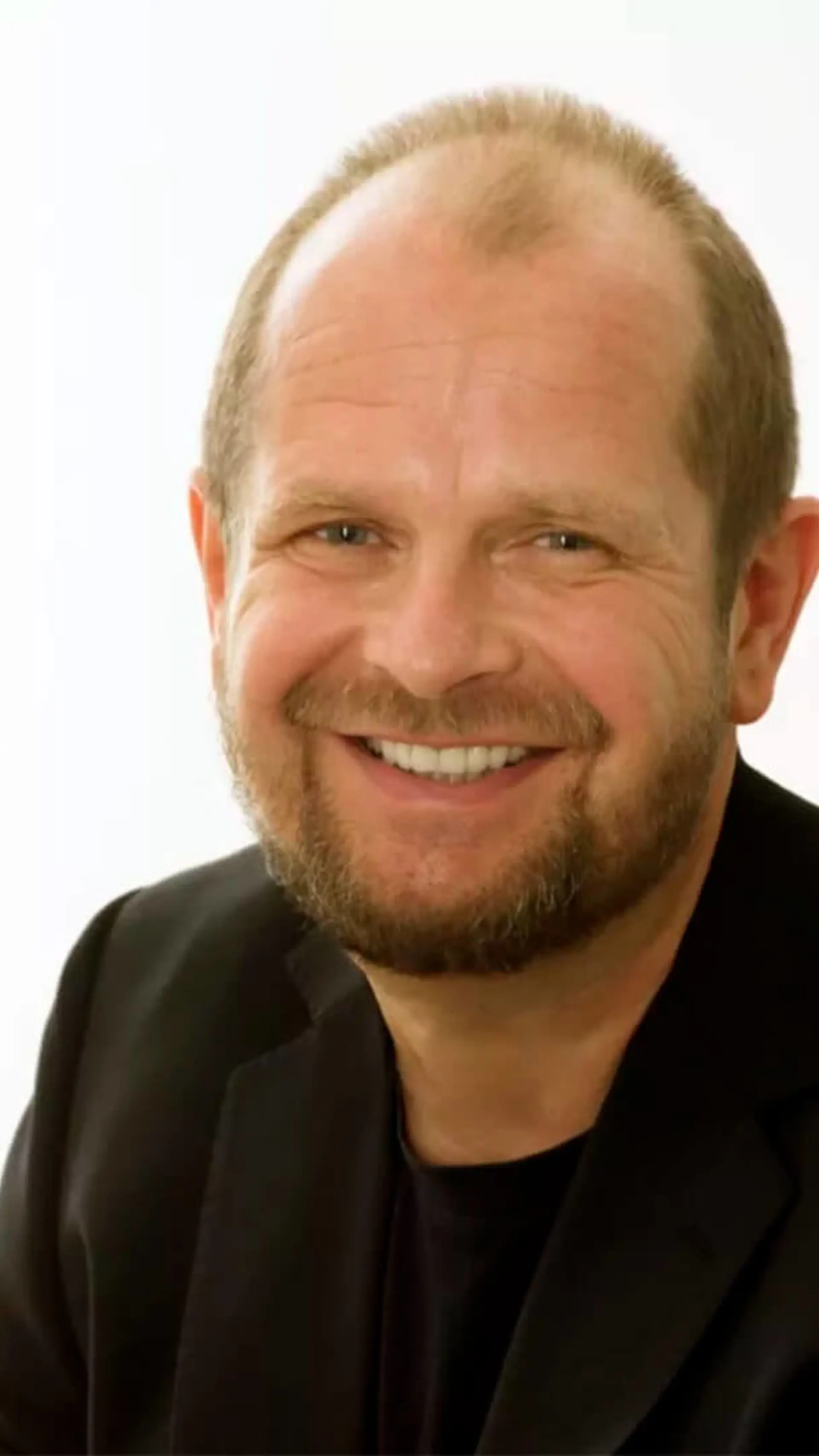 Freddy Kjensmo - <p>Freddy Kjensmo er en erfaren humorveteran med over 1000 foredrag for norsk arbeidsliv. Med fokus på perspektiv, aksept og takknemlighet formidler han hvordan små grep kan gi stor effekt på både arbeidsglede og arbeidsmiljø. Hans foredrag kombinerer humor og nytte, og passer perfekt for arrangementer som løfter temaer som trivsel, omstilling og motivasjon.</p>