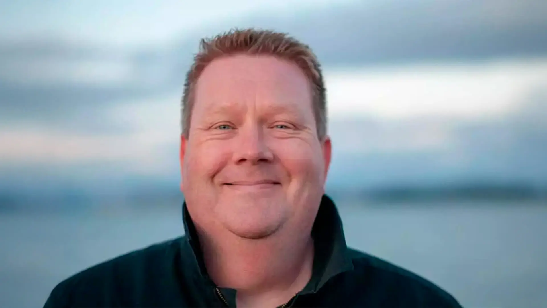 Harald Ellingsen - <p>Humor er mer enn bare latter – det er et strategisk verktøy for å bygge arbeidsglede, styrke samhold og skape en sunn kultur både i arbeidslivet, i organisasjoner og privat. Den positive, inkluderende humoren har en direkte effekt på trivsel og produktivitet.</p>