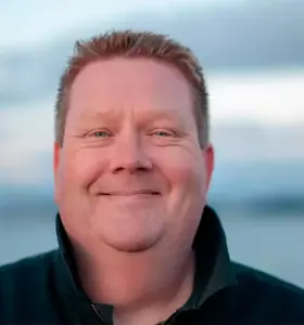 Harald Ellingsen - Humor er mer enn bare latter – det er et strategisk verktøy for å bygge arbeidsglede, styrke samhold og skape en sunn kultur både i arbeidslivet, i organisasjoner og privat. Den positive, inkluderende humoren har en direkte effekt på trivsel og produktivitet.