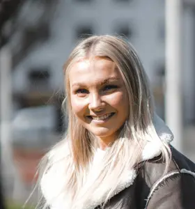 Emma Ingebrigtsen - Emma Ingebrigtsen formidler sterke perspektiver på inkludering, utenforskap og selvfølelse, med fokus på trygghet, tilhørighet og fellesskap.