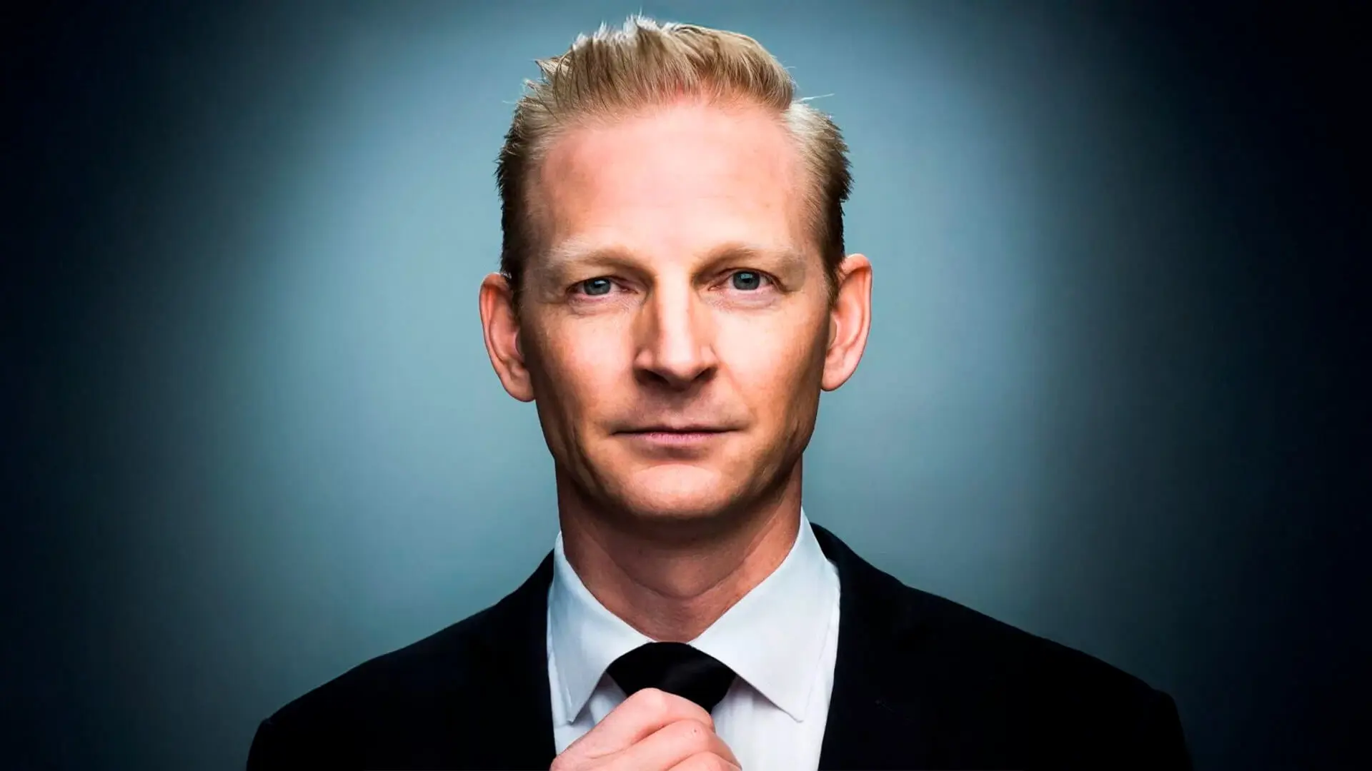 Mads Hadler - <p>Trenger dere et innslag til seminaret eller firmaarrangementet som overrasker, engasjerer og får folk til å le så tårene triller – samtidig som de lurer på hva de egentlig var vitne til? Da er Mads Hadler mannen dere ser etter. Han <em data-start="393" data-end="397">er</em> skjult teater.</p>