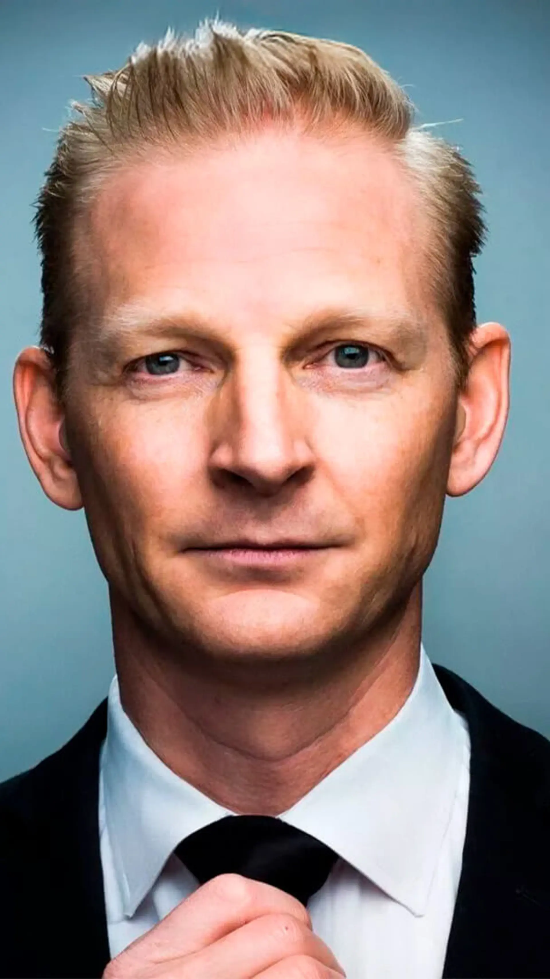 Mads Hadler - <p>Trenger dere et innslag til seminaret eller firmaarrangementet som overrasker, engasjerer og får folk til å le så tårene triller – samtidig som de lurer på hva de egentlig var vitne til? Da er Mads Hadler mannen dere ser etter. Han <em data-start="393" data-end="397">er</em> skjult teater.</p>