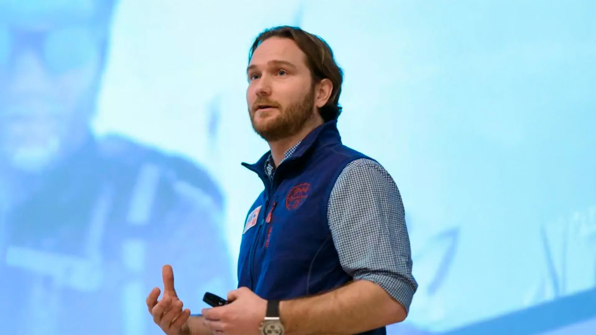 Tobias Thorleifsson - <p>Tobias Thorleifsson er en av Norges mest engasjerende stemmer innen klima, bærekraft og menneskets forhold til naturen. Som historiker og polfarer bringer han publikum tett på klimaendringer – gjennom sterke historier fra Arktis, møter med urfolk, og visuelle fortellinger som både vekker følelser og forståelse.</p>