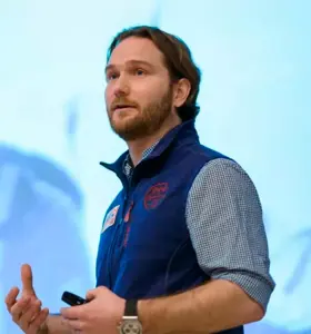 Tobias Thorleifsson - Tobias Thorleifsson er en av Norges mest engasjerende stemmer innen klima, bærekraft og menneskets forhold til naturen. Som historiker og polfarer bringer han publikum tett på klimaendringer – gjennom sterke historier fra Arktis, møter med urfolk, og visuelle fortellinger som både vekker følelser og forståelse.