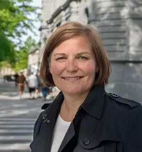 Eileen Brandsegg - Eileen Brandsegg, med erfaring som city manager i Trondheim og bakgrunn fra teknologiledelse i Telenor Mobil, tilbyr foredrag om hvordan byliv gir grunnlag for at kafeer og butikker skal lykkes i sentrum. Hun deler strategier for å få fart på sentrumsutviklingen gjennom temporære arrangementer og helhetlig bylivsplanlegging. 