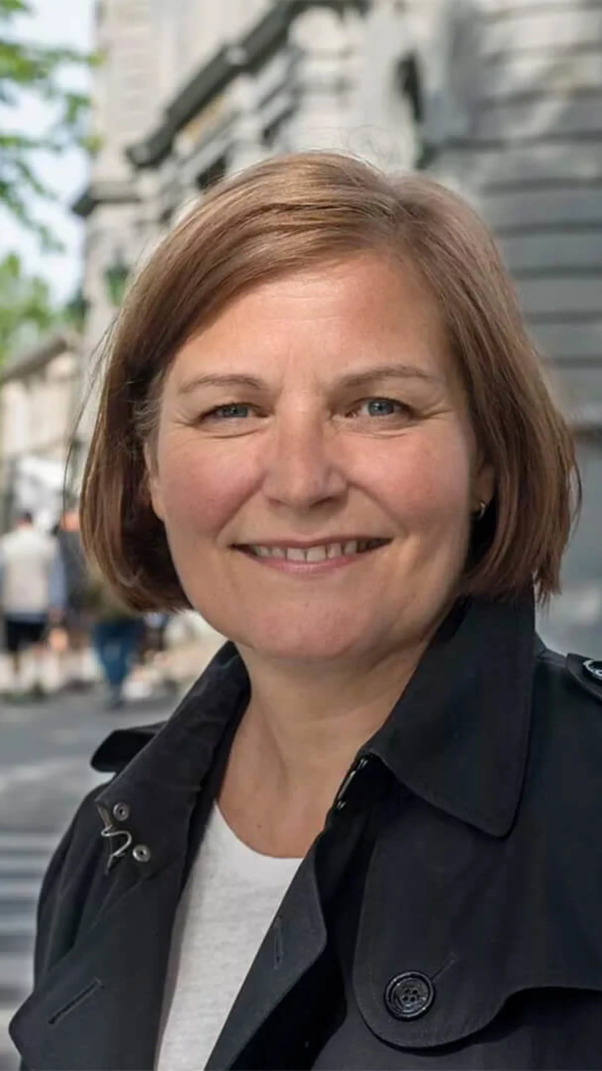 Eileen Brandsegg - <p>Eileen Brandsegg, med erfaring som city manager i Trondheim og bakgrunn fra teknologiledelse i Telenor Mobil, tilbyr foredrag om hvordan byliv gir grunnlag for at kafeer og butikker skal lykkes i sentrum. Hun deler strategier for å få fart på sentrumsutviklingen gjennom temporære arrangementer og helhetlig bylivsplanlegging. <a rel="noopener" href="https://www.foredragsholder.no/eileen-brandsegg/" target="_blank" class="flex h-6 overflow-hidden rounded-xl px-2.5 text-[0.5625em] font-medium !bg-[#F4F4F4] !text-token-text-secondary dark:!bg-[#303030]"><span class="relative bottom-0 left-0 flex h-full w-full items-center"><span class="flex h-4 w-full items-center justify-between"><span class="max-w-full grow overflow-hidden truncate text-center"></span></span></span></a></p>