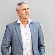 Rune Semundseth - <p><strong data-start="96" data-end="201">Rune Semundseth er en av Norges mest etterspurte foredragsholdere innen lederskap og medarbeiderskap.</strong><br data-start="201" data-end="204">Han leverer engasjerende foredrag og prosessbaserte kurs om temaer som tydelig lederskap, medarbeiderskap, lyttekunst, samskaping, teamutvikling og virksomhetskultur. Gjennom sitt eget selskap hjelper han organisasjoner med verktøy og metoder for bedre ledelse, eierskap, målstyring og selvledelse.</p>