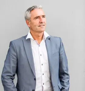 Rune Semundseth - Rune Semundseth er en av Norges mest etterspurte foredragsholdere innen lederskap og medarbeiderskap.Han leverer engasjerende foredrag og prosessbaserte kurs om temaer som tydelig lederskap, medarbeiderskap, lyttekunst, samskaping, teamutvikling og virksomhetskultur. Gjennom sitt eget selskap hjelper han organisasjoner med verktøy og metoder for bedre ledelse, eierskap, målstyring og selvledelse.