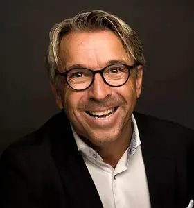 Mini Jakobsen - Mini Jakobsen er tidligere landslagsspiller og en karismatisk foredragsholder som inspirerer med historier om lagspill, vinnervilje og prestasjon. Med glimt i øyet og tydelige poenger treffer han både hjertet og hodet hos publikum.