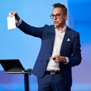 Rune Carlsen - <p data-pm-slice="1 1 []">Rune Carlsen er en prisbelønnet norsk tryllekunstner, IT-ingeniør og økonom med mer enn 25 års erfaring som foredragsholder og entertainer. Han tilbyr unike og engasjerende foredrag som elegant kombinerer magi, humor og innsikt innenfor internett-sikkerhet, og skaper opplevelser som både inspirerer og bevisstgjør publikum.</p>