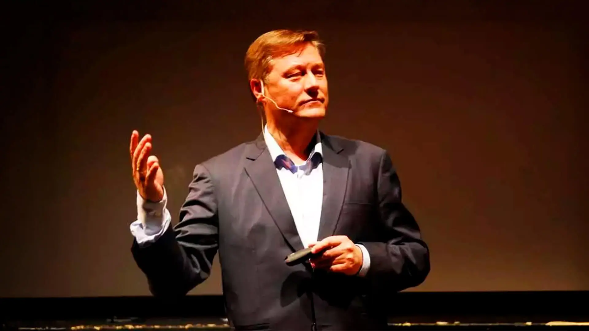 Idar Vollvik - <p>Idar Vollvik holder ærlige og engasjerende foredrag om entreprenørskap, krisehåndtering, innovasjon og personlig vekst. Med sin unike livshistorie inspirerer han publikum til å tenke nytt og tørre mer.</p>