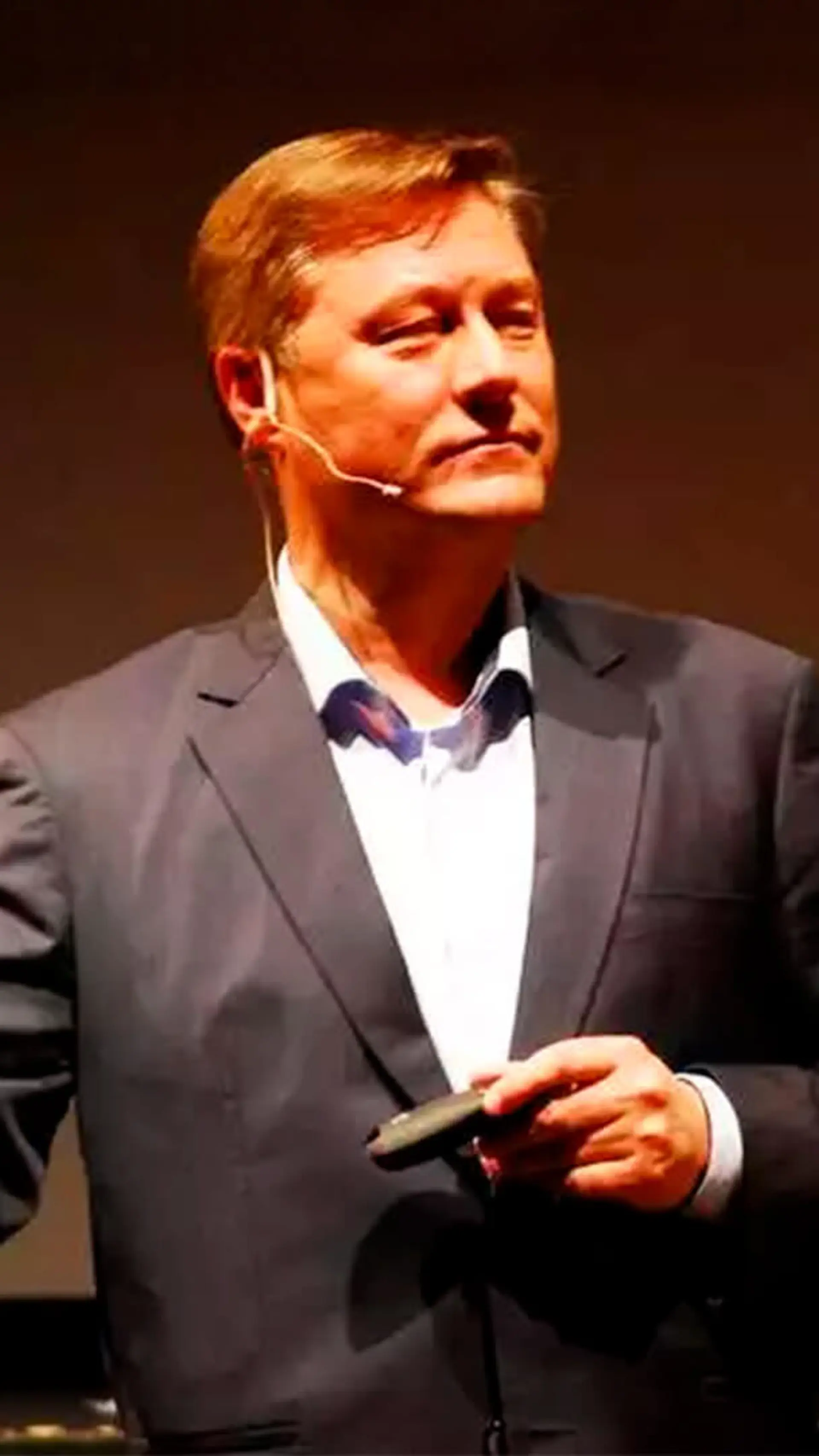 Idar Vollvik - <p>Idar Vollvik holder ærlige og engasjerende foredrag om entreprenørskap, krisehåndtering, innovasjon og personlig vekst. Med sin unike livshistorie inspirerer han publikum til å tenke nytt og tørre mer.</p>