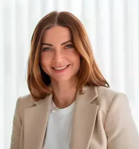 Hege Brekke - Hege Brekke har en mastergrad i ledelse og pedagogikk, med spesialisering innen kultur, strategisk ledelse, prestasjonsutvikling og endringsledelse. Med dyp faglig forankring og sterk praksisorientering, jobber Hege i skjæringspunktet mellom læring, atferdsendring og prestasjonsforbedring. Hun bistår både næringsliv og toppidrett i å realisere potensial – fra ambisjon til prestasjon.