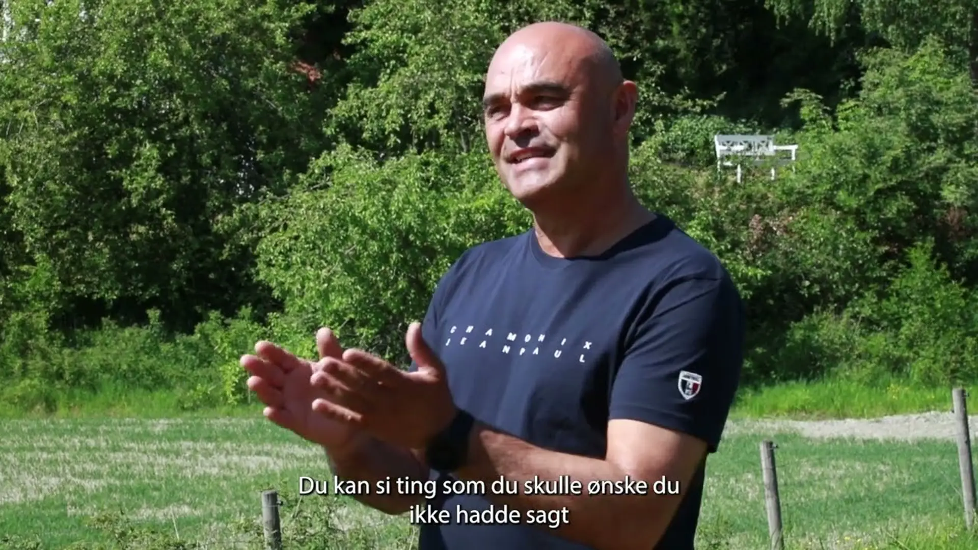 En mann snakker direkte til kamera om hvordan arbeidsliv og familieliv ofte skaper naturlige stressreaksjoner. Han deler refleksjoner rundt egenomsorg og understreker at for å kunne ta godt vare på andre, må man også ta vare på seg selv.