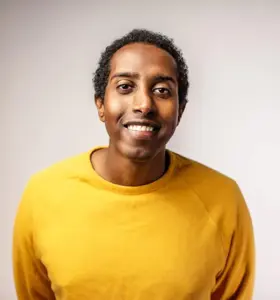 Ahmed Mamow - Ahmed Mamow er en erfaren konferansier og stand-up komiker med over 10 års erfaring i bransjen. Kjent for sin unike humor, skarpe replikker og evne til å engasjere et bredt publikum, har Ahmed underholdt over hele Norge. Med en solid tilstedeværelse på både TV og scenen, er han en allsidig og profesjonell entertainer som kan tilpasse sitt innhold til ulike typer arrangementer.