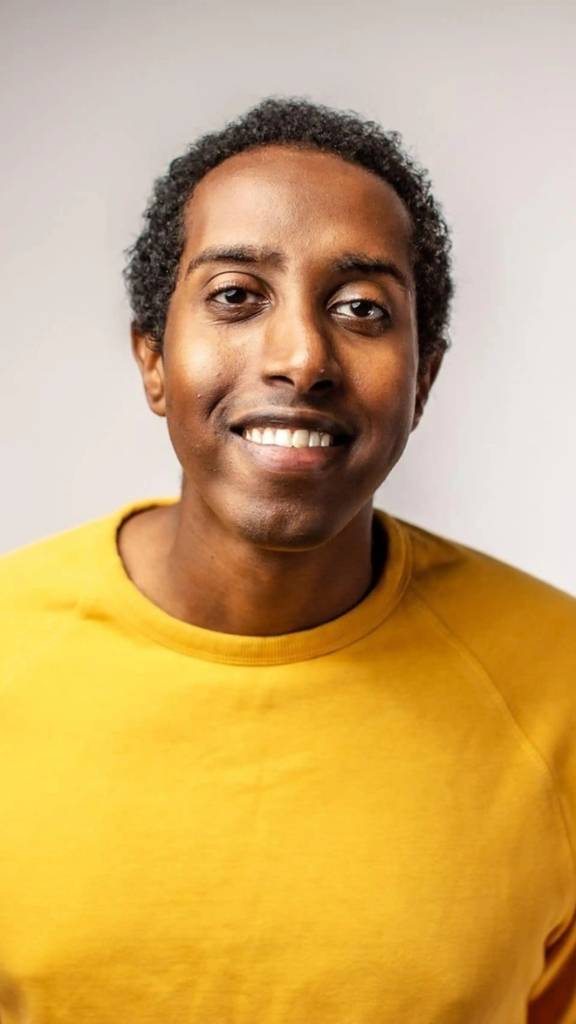 Ahmed Mamow - <p>Ahmed Mamow er en erfaren konferansier og stand-up komiker med over 10 års erfaring i bransjen. Kjent for sin unike humor, skarpe replikker og evne til å engasjere et bredt publikum, har Ahmed underholdt over hele Norge. Med en solid tilstedeværelse på både TV og scenen, er han en allsidig og profesjonell entertainer som kan tilpasse sitt innhold til ulike typer arrangementer.</p>