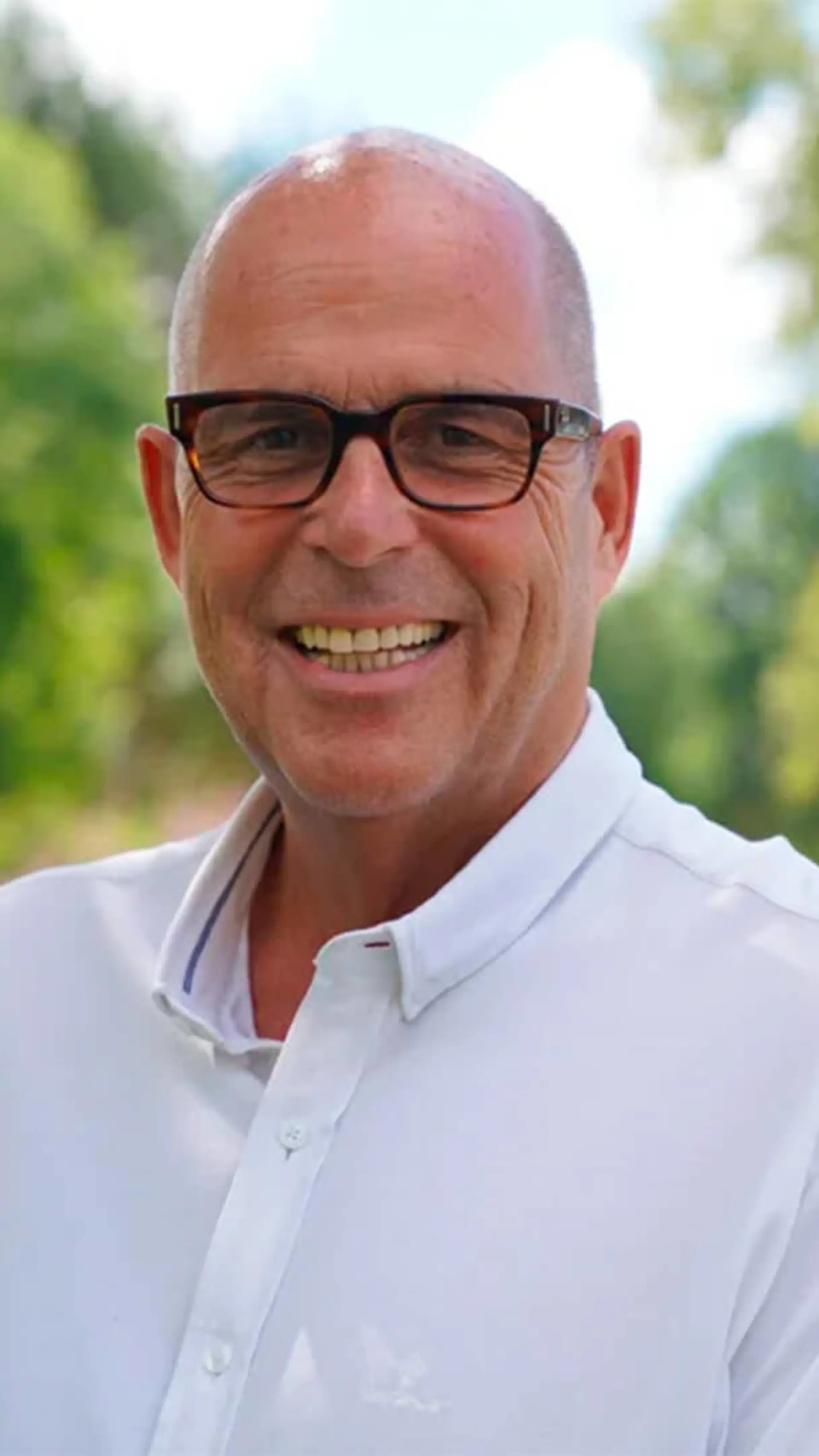 Olaf Olsvik - <p>Olaf Olsvik var en suksessrik og høyt respektert næringslivsleder. Han eide flere selskaper, kjørte luksusbiler, bar Rolex på håndleddet og fremstod som selve symbolet på suksess. Men bak fasaden skjulte det seg en brutal virkelighet: et ekstremt rusmisbruk preget av alkohol, piller og kokain.</p>