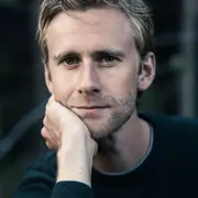 Sigurd Hverven - <p><strong data-start="184" data-end="202">Sigurd Hverven</strong> er stipendiat i filosofi ved NTNU, forfatter og foredragsholder med et brennende engasjement for naturfilosofi og miljøetikk. Han utfordrer det menneskesentrerte verdensbildet og løfter frem naturens egenverdi – på tvers av økonomiske, politiske og kulturelle rammer.</p>