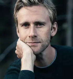 Sigurd Hverven - Sigurd Hverven er stipendiat i filosofi ved NTNU, forfatter og foredragsholder med et brennende engasjement for naturfilosofi og miljøetikk. Han utfordrer det menneskesentrerte verdensbildet og løfter frem naturens egenverdi – på tvers av økonomiske, politiske og kulturelle rammer.