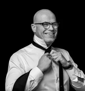 Svein Harald Røine - Svein Harald holder uforglemmelige foredrag om ledelse, mot, endringer og arbeidsmiljø i tillegg til å gjennomføre formidlingskurs, lederkurs, lederutviklingsprogram og være konferansier. Det kan være alt fra 30 minutter til flere dagers programmer.