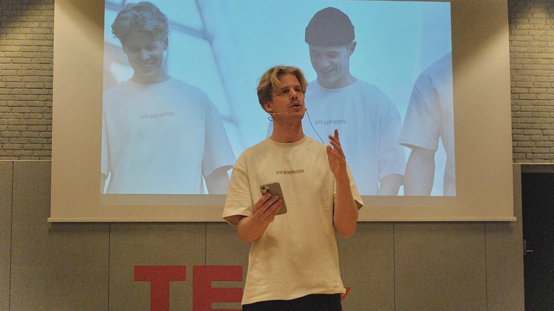 Kim Evensen - <p>Kim Evensen er grunnlegger av organisasjonen Brothers, internasjonal foredragsholder og forfatter av to bøker solgt i over 20 land. Med en sjelden kombinasjon av varme, innsikt og subtil humor, er Kim kjent for å formidle budskap som treffer – både i hjertet og i hodet.</p>