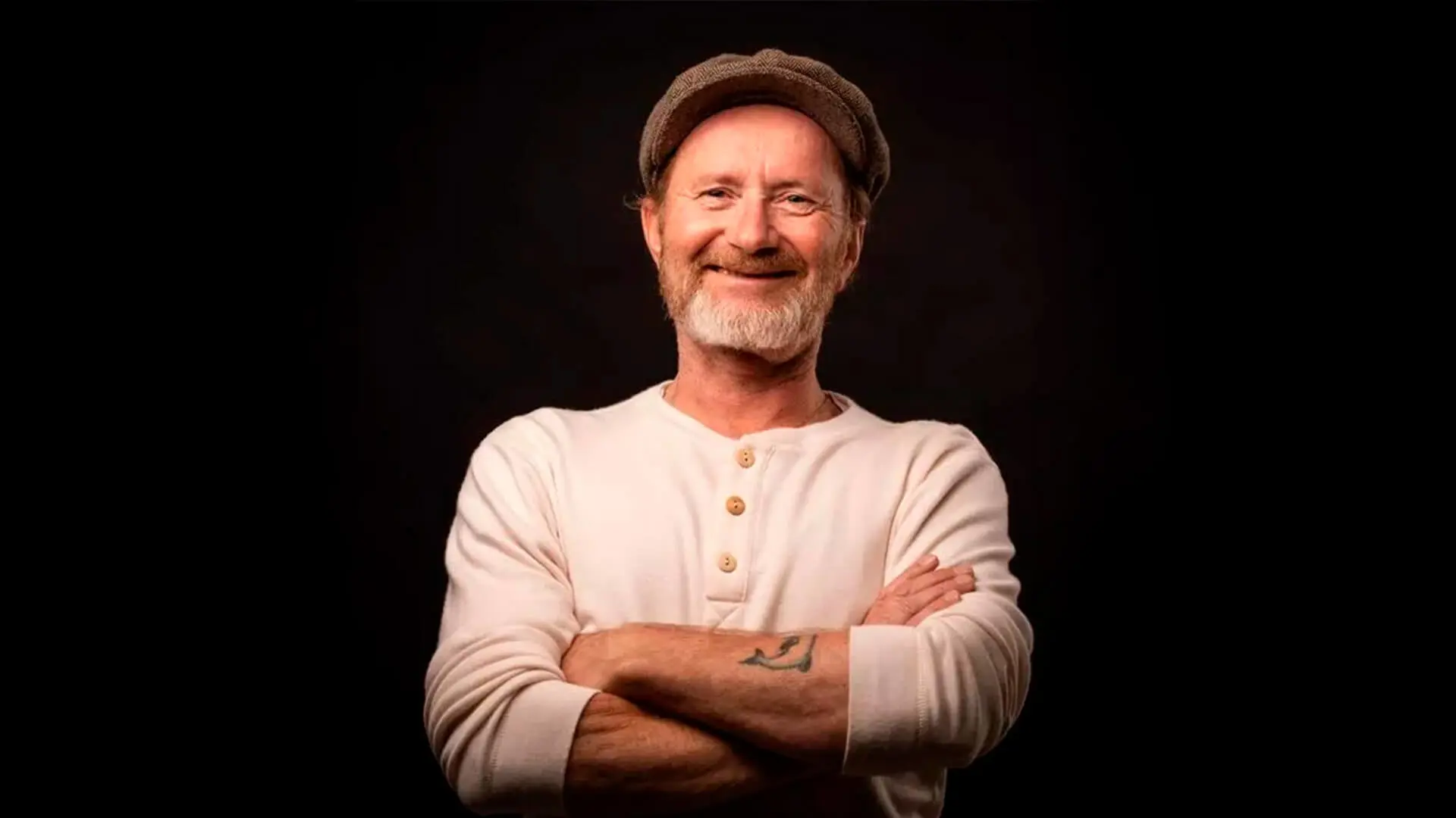 Kristian Arntsen - <p>Kristian er for mange kjent som humoristen bak en rekke elskede og elleville karakterer – Gaute Haarr, Zlatan, Magne Jarl, Stoffer, Kissa Nissemann og flere. Men bak latteren finnes også en sterk formidler med et stort hjerte og et tydelig budskap.</p>