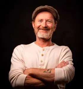 Kristian Arntsen - Kristian er for mange kjent som humoristen bak en rekke elskede og elleville karakterer – Gaute Haarr, Zlatan, Magne Jarl, Stoffer, Kissa Nissemann og flere. Men bak latteren finnes også en sterk formidler med et stort hjerte og et tydelig budskap.