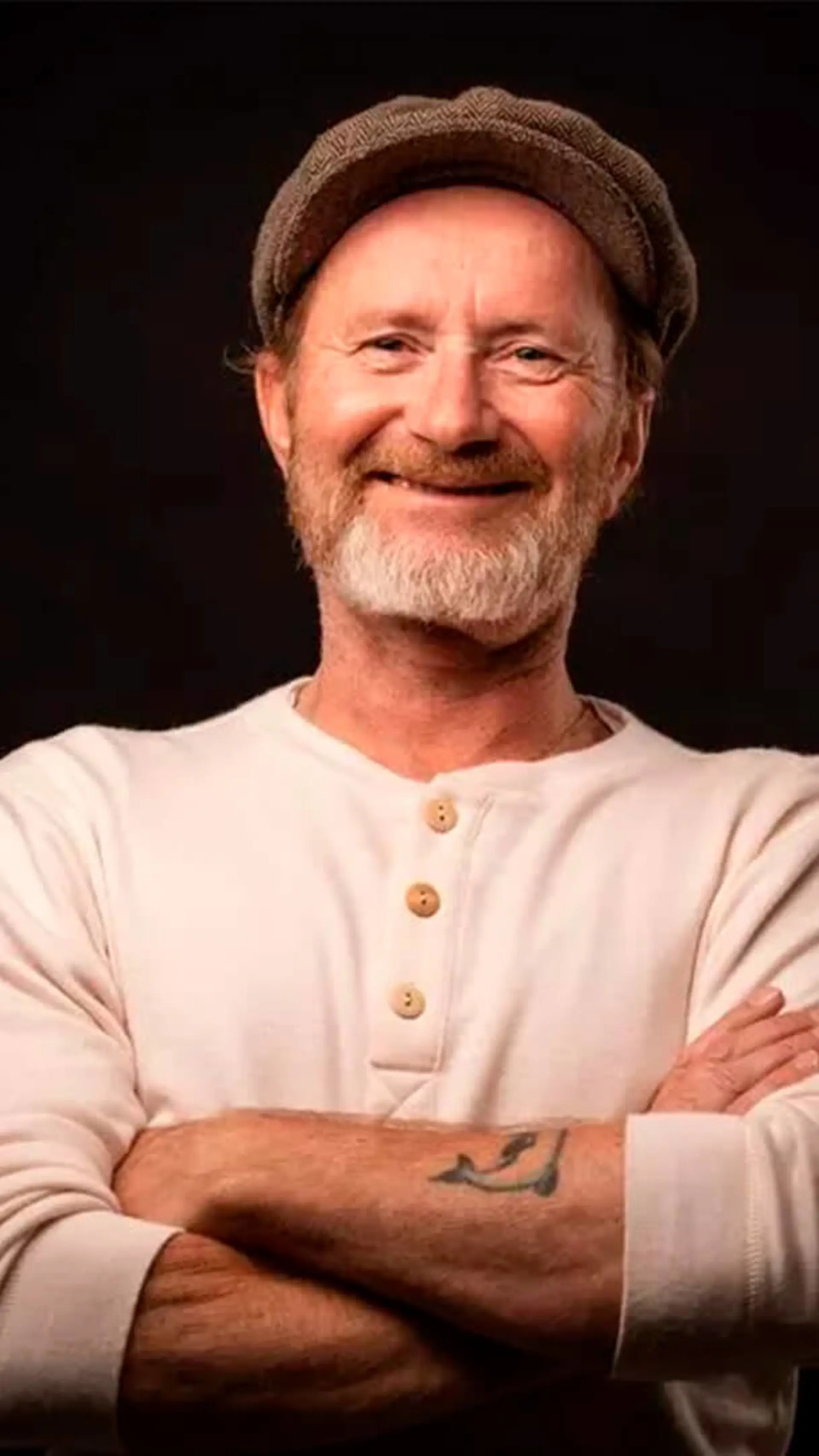 Kristian Arntsen - <p>Kristian er for mange kjent som humoristen bak en rekke elskede og elleville karakterer – Gaute Haarr, Zlatan, Magne Jarl, Stoffer, Kissa Nissemann og flere. Men bak latteren finnes også en sterk formidler med et stort hjerte og et tydelig budskap.</p>